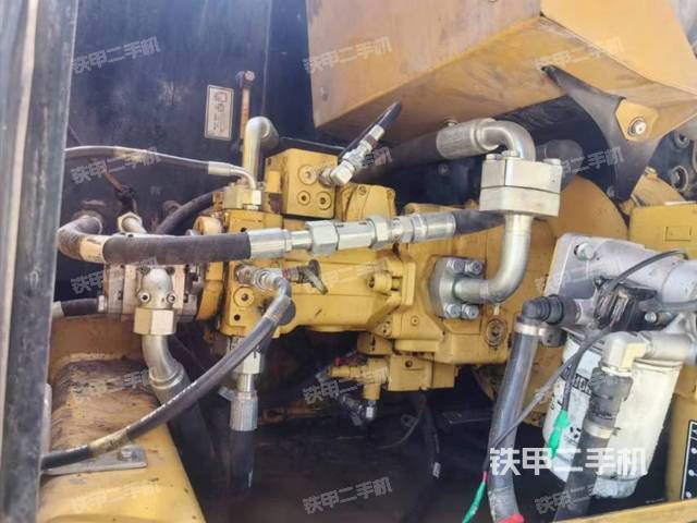 液压泵舱室正面整体（整机外观）