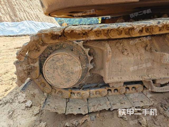 單側(cè)履帶整體(整機(jī)外觀) 單側(cè)履帶整體(整機(jī)外觀)