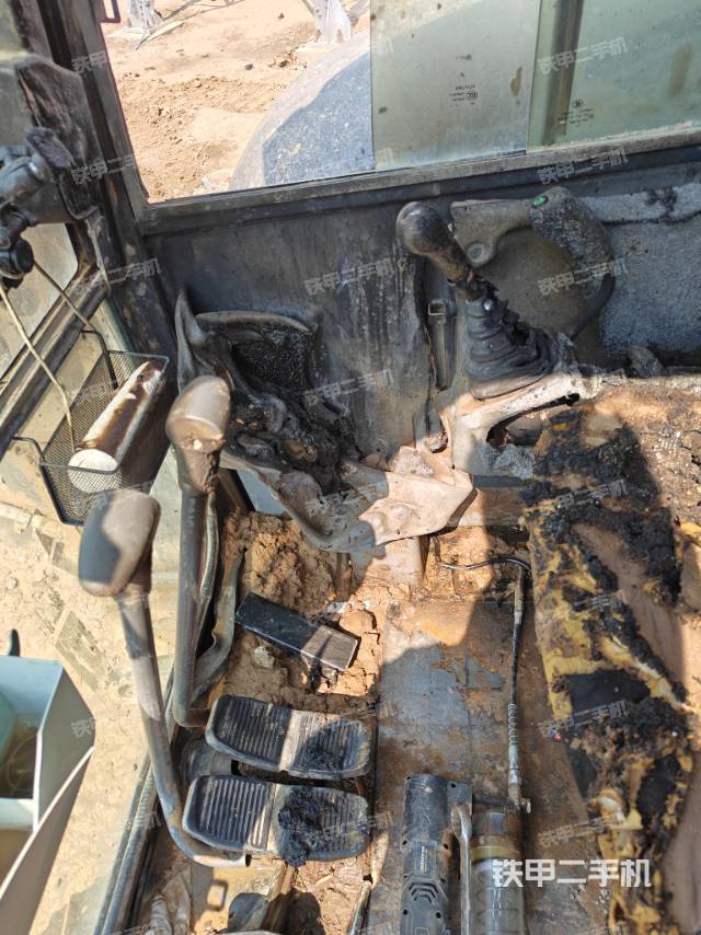 液壓泵艙室正面整體(整機(jī)外觀) 液壓泵艙室正面整體(整機(jī)外觀)