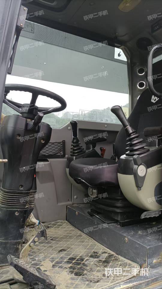 驾驶室整体(整机外观) 驾驶室整体(整机外观)