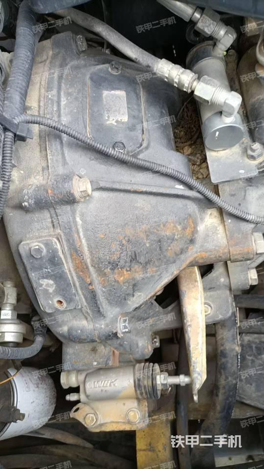 液压泵舱室正面整体(整机外观) 液压泵舱室正面整体(整机外观)