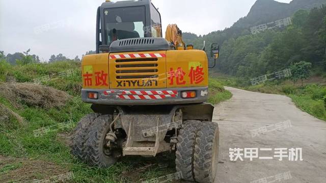 驾驶室顶部(整机外观) 驾驶室顶部(整机外观)