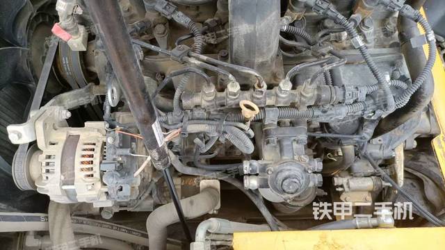 回转马达和主控阀(整机外观) 回转马达和主控阀(整机外观)