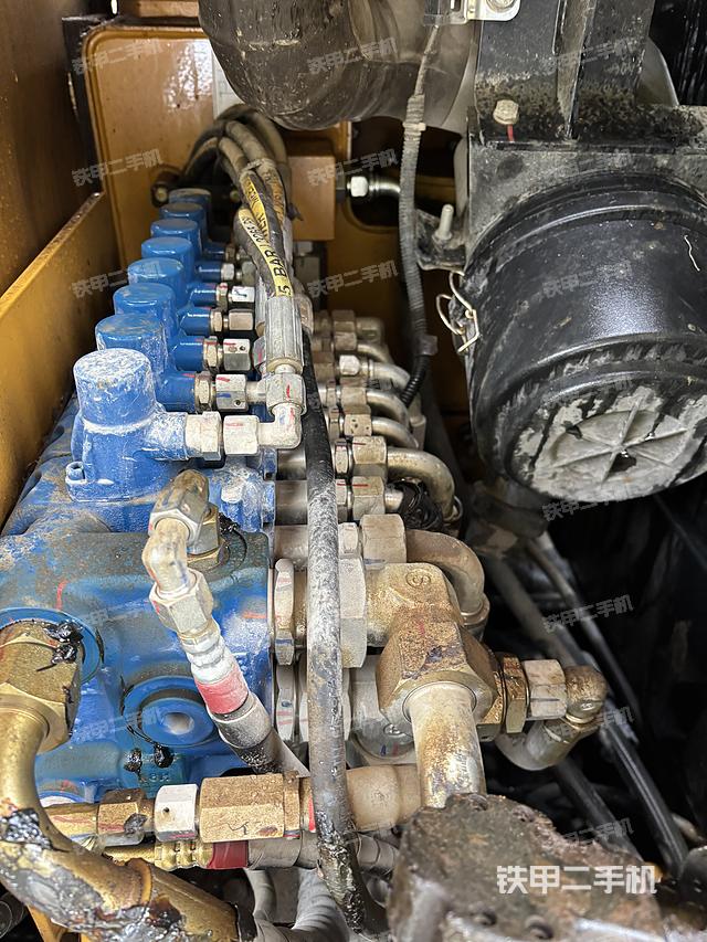 回轉(zhuǎn)馬達(dá)和主控閥(整機(jī)外觀) 回轉(zhuǎn)馬達(dá)和主控閥(整機(jī)外觀)