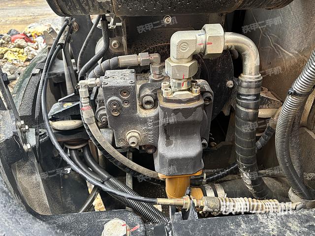 液壓泵艙室正面整體(整機(jī)外觀) 液壓泵艙室正面整體(整機(jī)外觀)