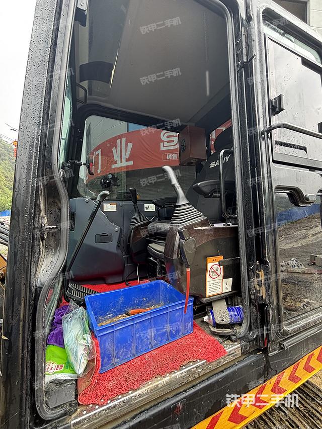 駕駛室整體(整機(jī)外觀) 駕駛室整體(整機(jī)外觀)