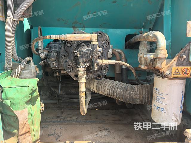 液壓泵艙室正面整體(整機外觀) 液壓泵艙室正面整體(整機外觀)