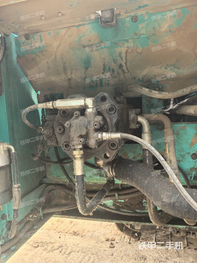 液壓泵艙室正面整體(整機(jī)外觀) 液壓泵艙室正面整體(整機(jī)外觀)
