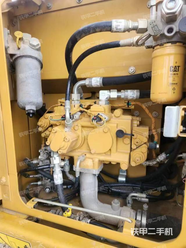 液壓泵艙室正面整體(整機外觀) 液壓泵艙室正面整體(整機外觀)