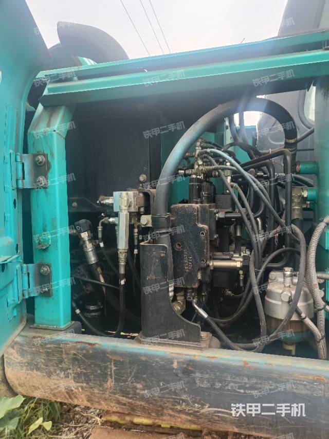 液壓泵艙室正面整體(整機(jī)外觀) 液壓泵艙室正面整體(整機(jī)外觀)