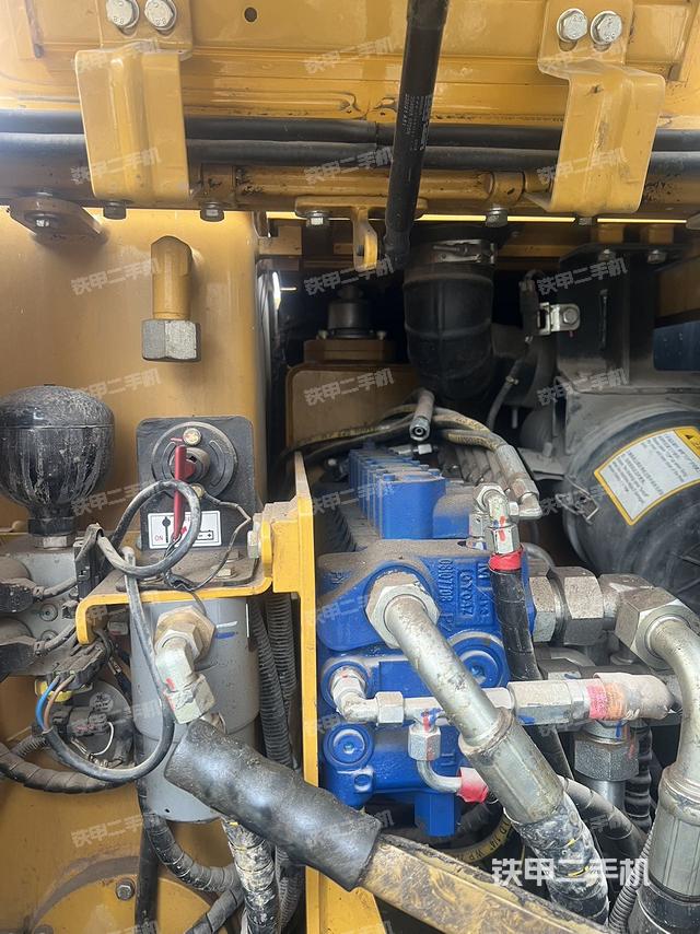 液压泵舱室正面整体（整机外观）