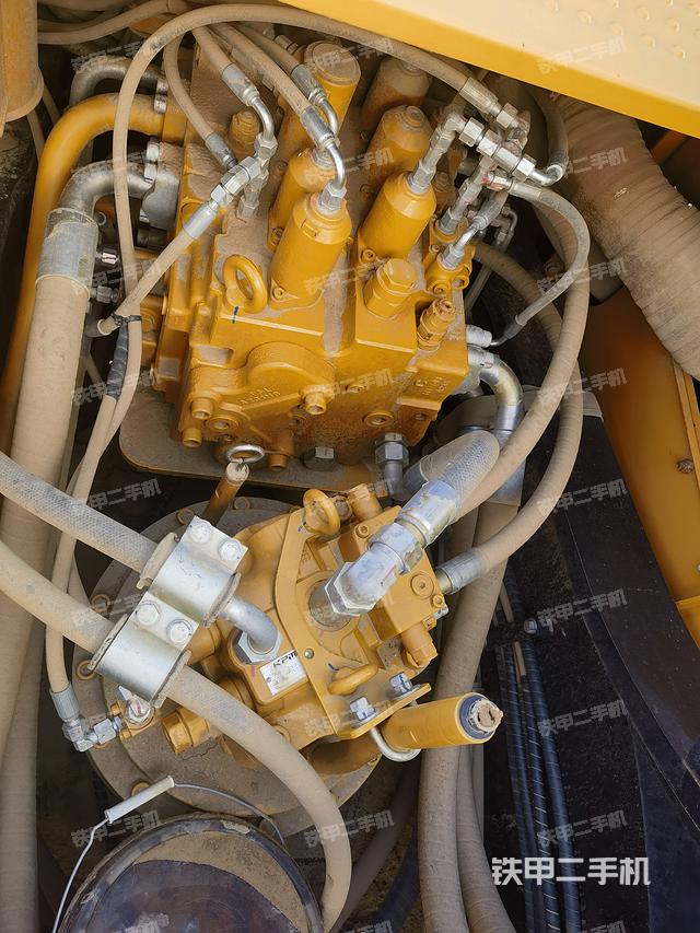 回转马达和主控阀（整机外观）