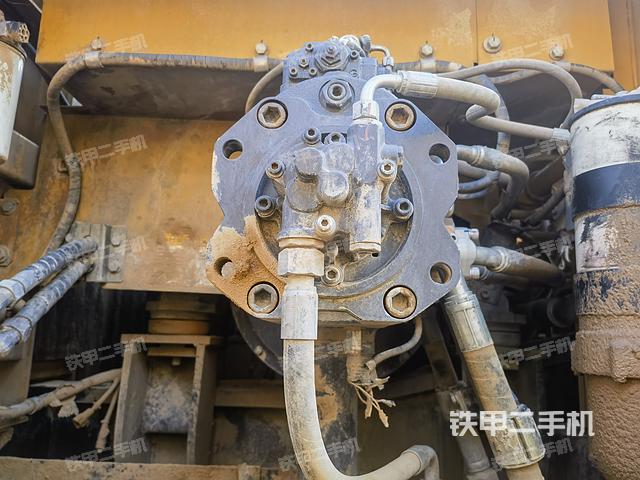 液压泵舱室正面整体（整机外观）