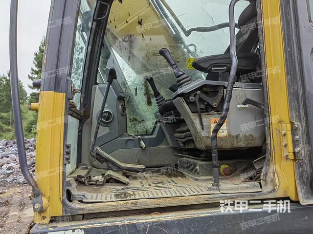 驾驶室整体(整机外观) 驾驶室整体(整机外观)