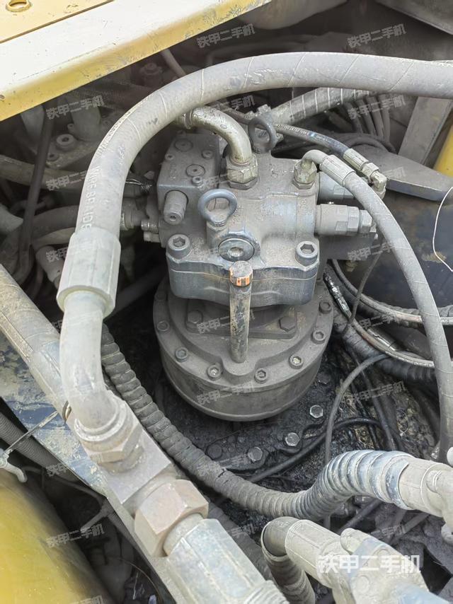 回转马达和主控阀(整机外观) 回转马达和主控阀(整机外观)