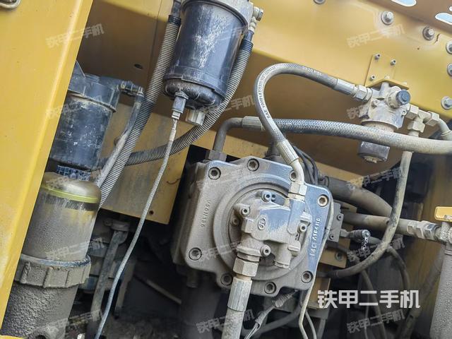 液压泵舱室正面整体(整机外观) 液压泵舱室正面整体(整机外观)