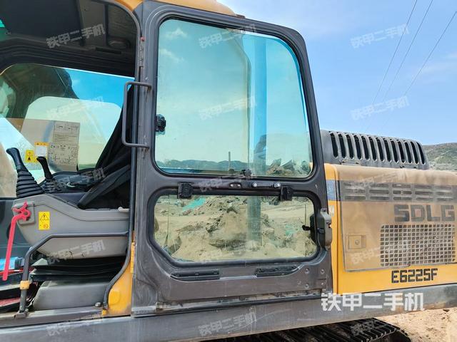 駕駛室整體(整機(jī)外觀) 駕駛室整體(整機(jī)外觀)