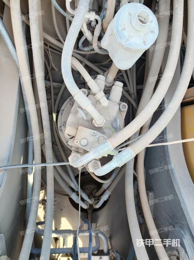 回轉(zhuǎn)馬達(dá)和主控閥(整機(jī)外觀) 回轉(zhuǎn)馬達(dá)和主控閥(整機(jī)外觀)