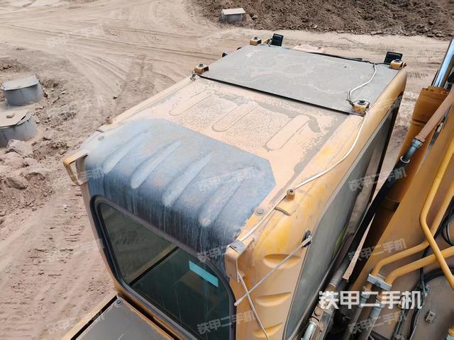 駕駛室頂部(整機(jī)外觀) 駕駛室頂部(整機(jī)外觀)