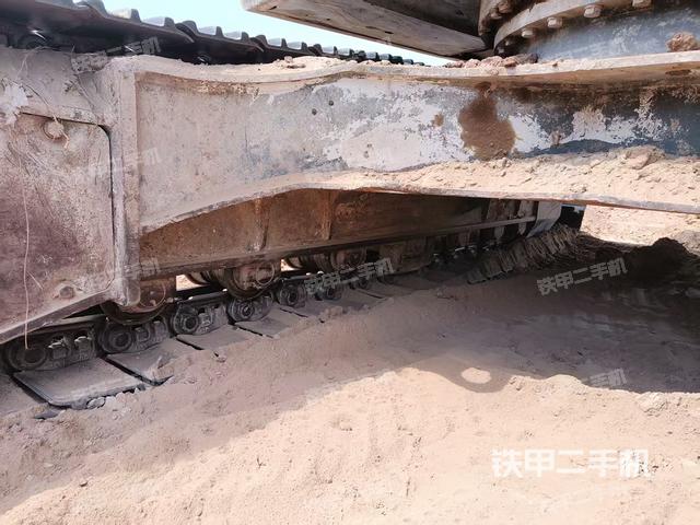 單側(cè)履帶整體(整機(jī)外觀) 單側(cè)履帶整體(整機(jī)外觀)