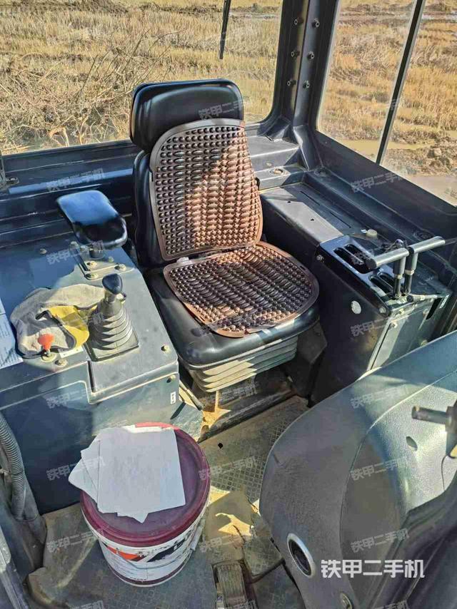 驾驶室操作台(设备外观及核心部件) 驾驶室操作台(设备外观及核心部件)