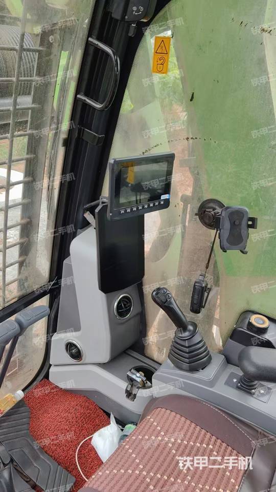 駕駛室操作臺（設(shè)備外觀及核心部件）