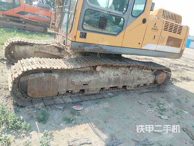单侧履带整体(整机外观) 单侧履带整体(整机外观)