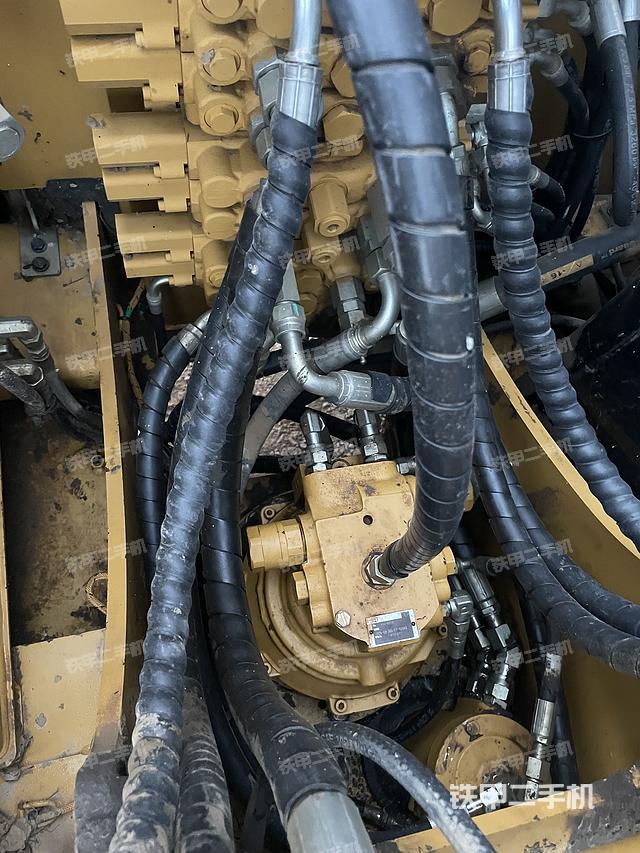 回转马达和主控阀(整机外观) 回转马达和主控阀(整机外观)