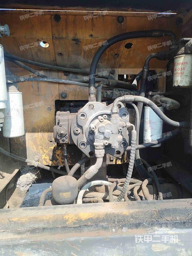 液压泵舱室正面整体(整机外观) 液压泵舱室正面整体(整机外观)