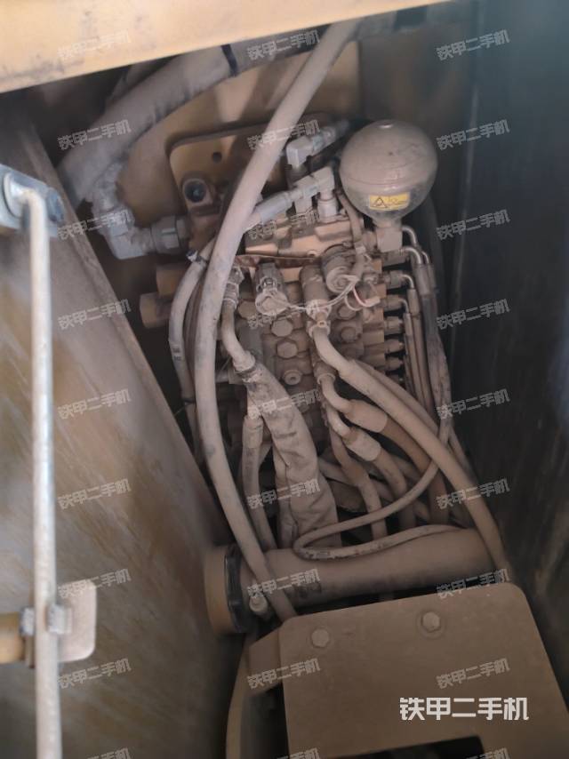 回转马达和主控阀(整机外观) 回转马达和主控阀(整机外观)