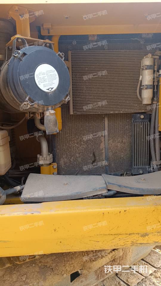 液壓泵艙室正面整體(整機(jī)外觀) 液壓泵艙室正面整體(整機(jī)外觀)