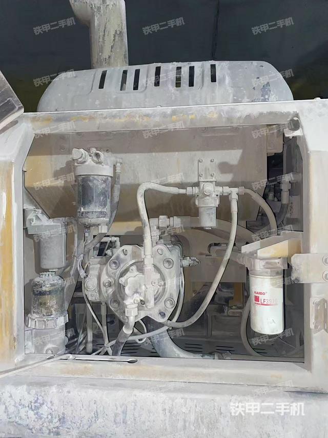 回转马达和主控阀(整机外观) 回转马达和主控阀(整机外观)