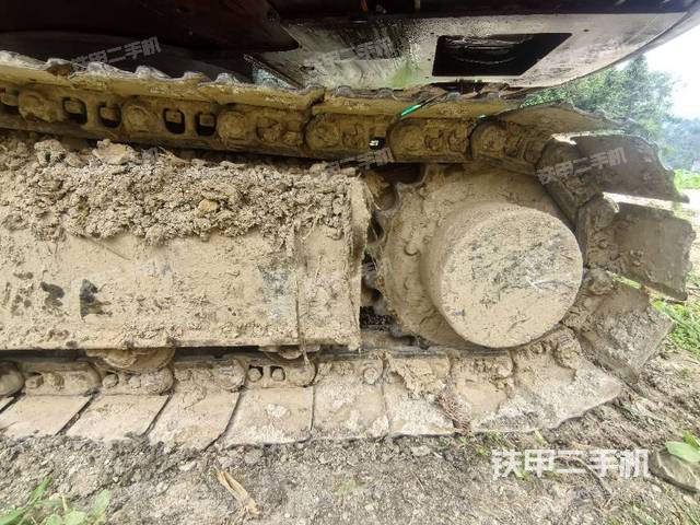 单侧履带整体(整机外观) 单侧履带整体(整机外观)