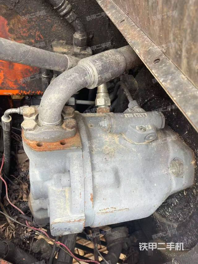 液压泵舱室正面整体(整机外观) 液压泵舱室正面整体(整机外观)