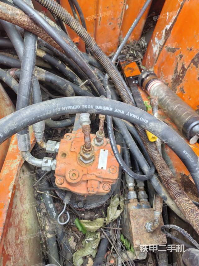 回转马达和主控阀(整机外观) 回转马达和主控阀(整机外观)