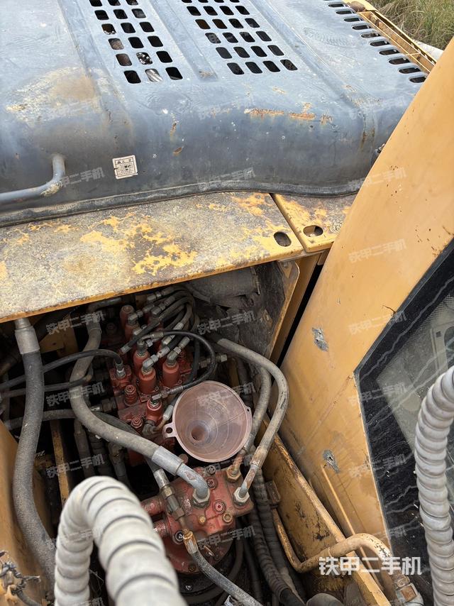 回转马达和主控阀(整机外观) 回转马达和主控阀(整机外观)