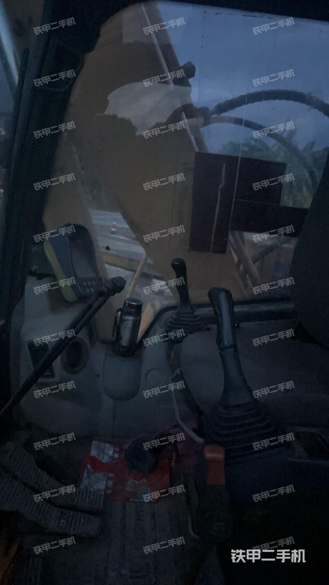 驾驶室整体(整机外观) 驾驶室整体(整机外观)