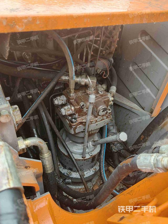 回转马达和主控阀(整机外观) 回转马达和主控阀(整机外观)