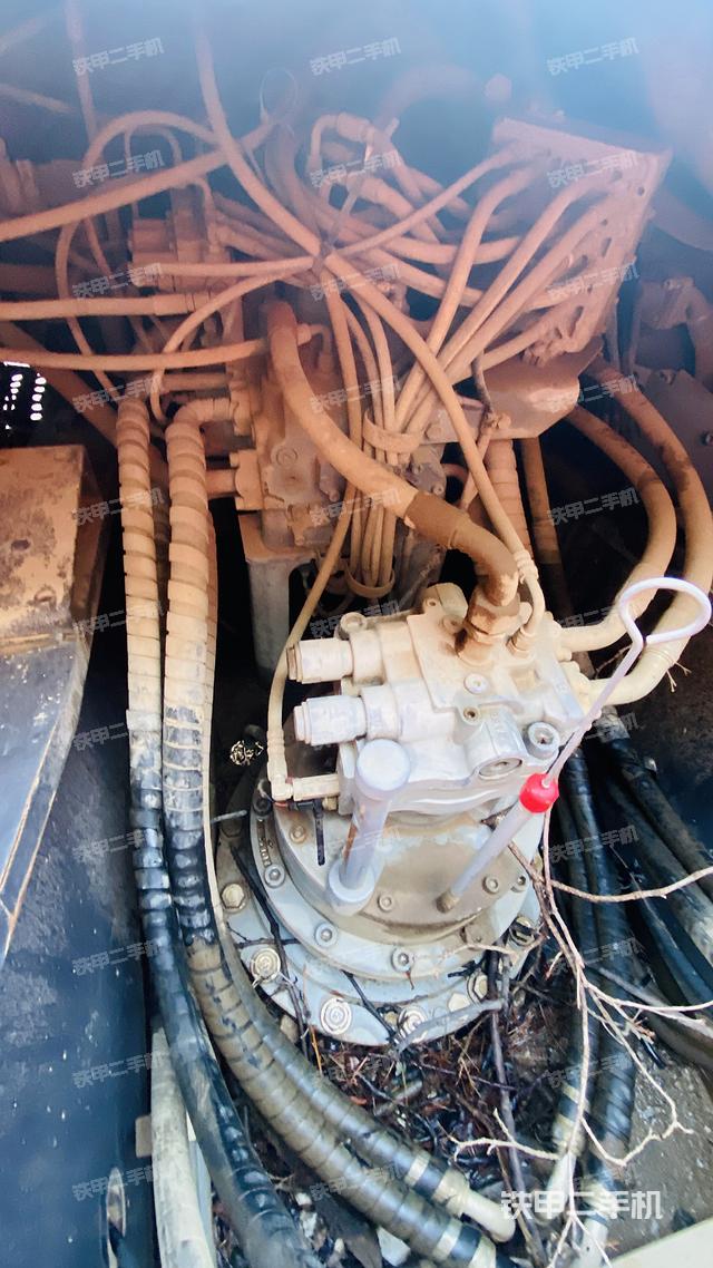 回转马达和主控阀（整机外观）