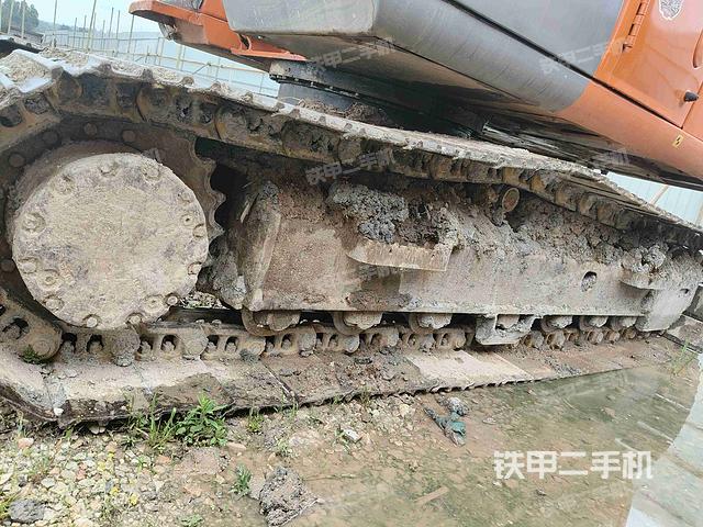 单侧履带整体(整机外观) 单侧履带整体(整机外观)