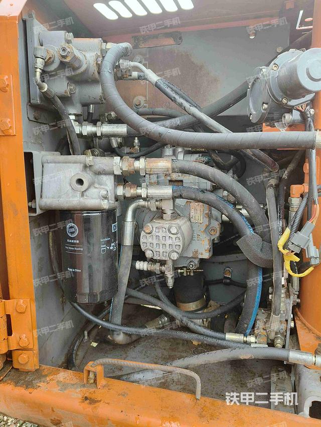 液压泵舱室正面整体(整机外观) 液压泵舱室正面整体(整机外观)