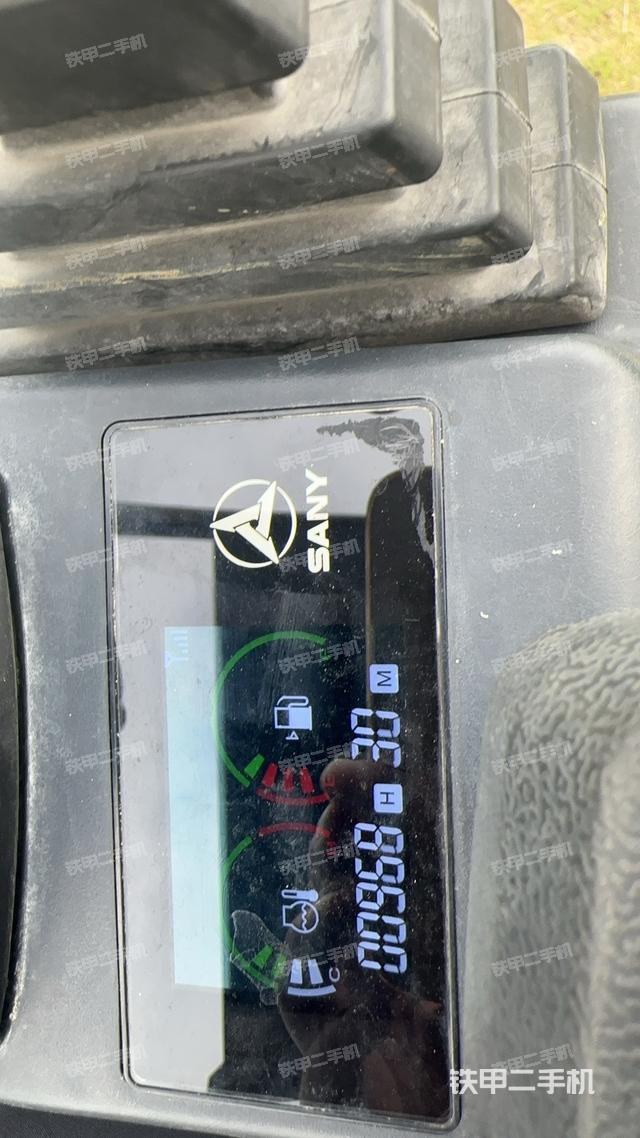 液压泵舱室正面整体（整机外观）