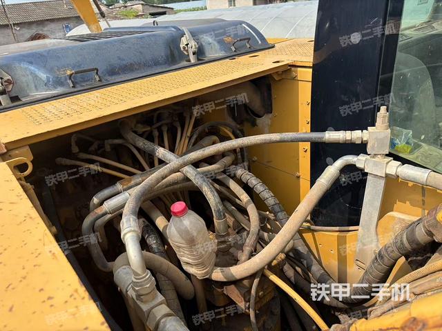 回转马达和主控阀(整机外观) 回转马达和主控阀(整机外观)