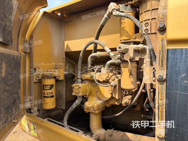 液压泵舱室正面整体(整机外观) 液压泵舱室正面整体(整机外观)