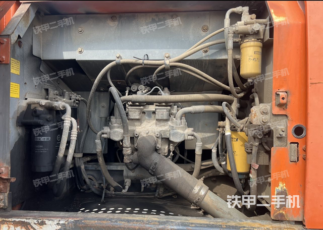 回转马达和主控阀(整机外观) 回转马达和主控阀(整机外观)