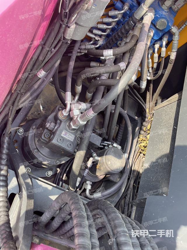 回转马达和主控阀（整机外观）