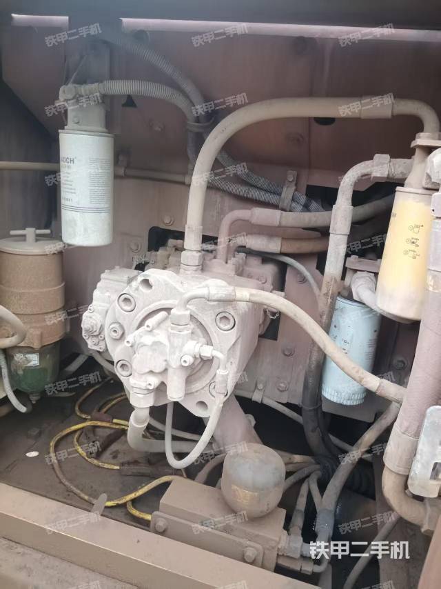 液压泵舱室正面整体(整机外观) 液压泵舱室正面整体(整机外观)