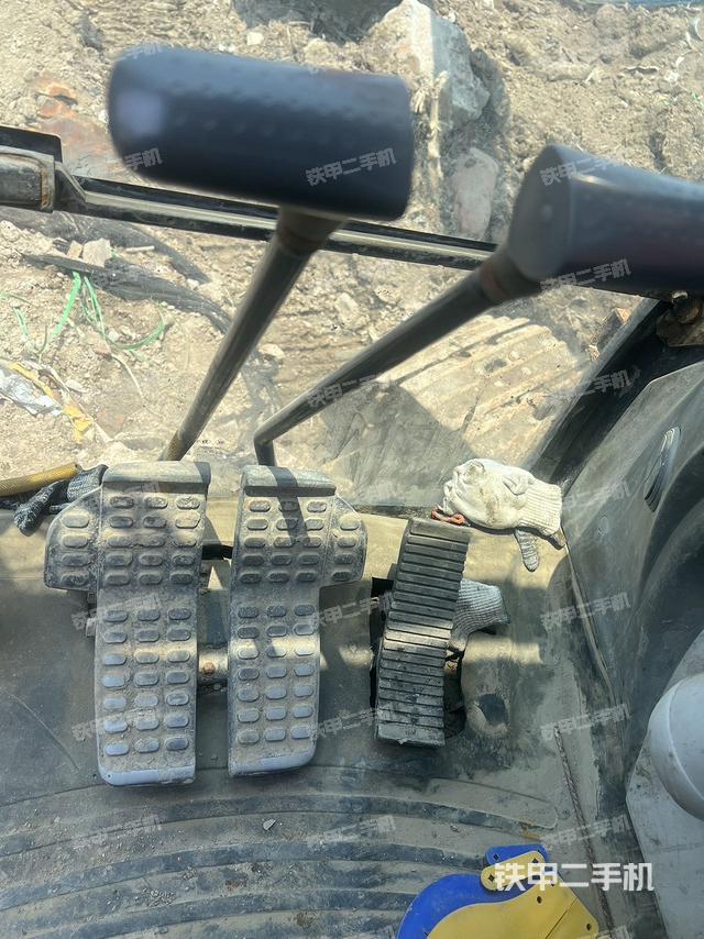 驾驶室顶部(整机外观) 驾驶室顶部(整机外观)