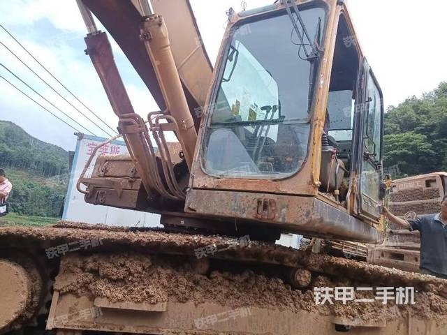 单侧履带整体(整机外观) 单侧履带整体(整机外观)