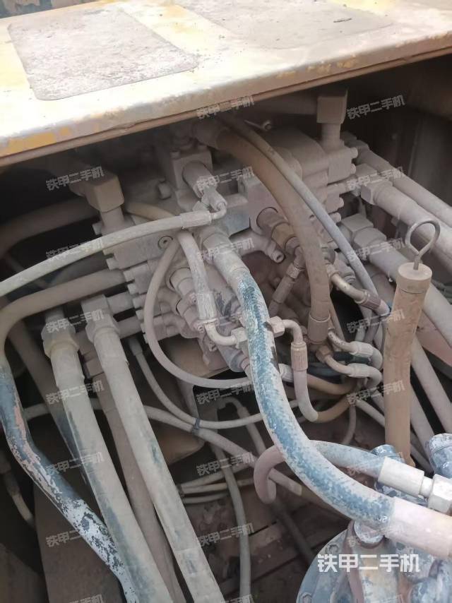 回转马达和主控阀(整机外观) 回转马达和主控阀(整机外观)